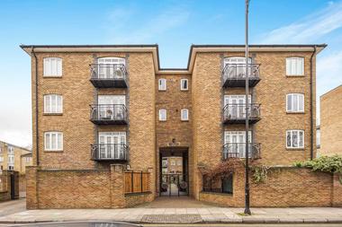 Delightful one bedroom ground floor Apartment at Empire Wharf, Old Ford Road, Bethnal Green, 5NQ
