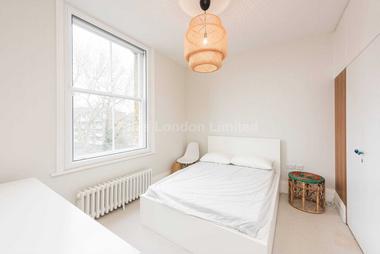 A bright modern, one bed flat at Huron Road, London, 8RE