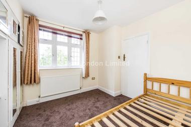 Lovely double bedroom at Langroyd Road, Tooting Bec, SW17, 7PL