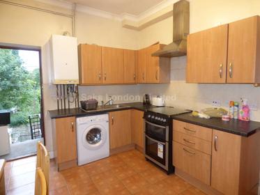 A bright and airy first floor, one bedroom flat at HURON ROAD, TOOTING BEC, SW17, 8RE
